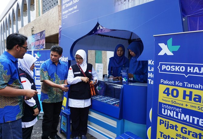 gm sales operations xl axiata regional jabodetabek hendra dotulong ketiga kiri bersama tim xl axiata regional jabodetabek memperkenalkan paket xl haji