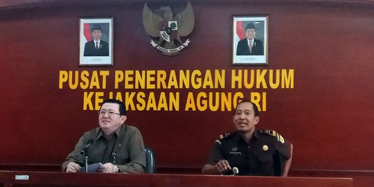 Tersangka suap, Kajari Pamekasan dinonaktifkan & tak dibela Kejagung