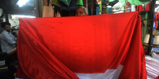 Jelang 17 Agustus, penjahit bendera di Pasar Senen kebanjiran order