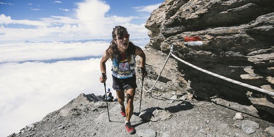 Aksi para pelari vertikal taklukan trek gunung di ketinggian 3.036 M