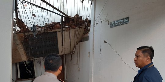 Jatuh saat pasang beton pembatas rel, 2 pekerja LRT Palembang tewas