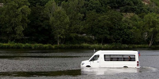 Keren, mobil van putih ini bisa berjalan di atas air