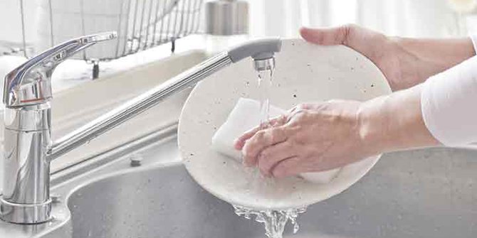 Bahaya mengerikan spons cuci  piring  bagi kesehatanmu 