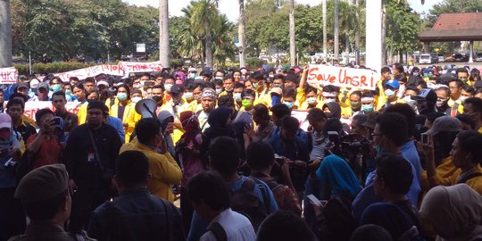 Rekan dipolisikan dan digebuki aparat, mahasiswa Unsri geruduk DPRD