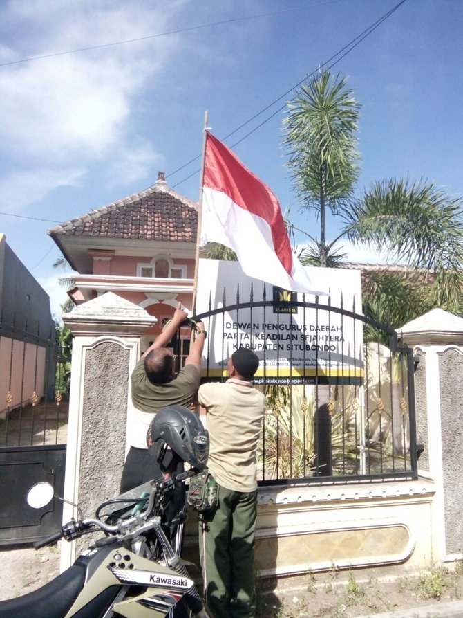 kantor pks situbondo pasang bendera terbalik