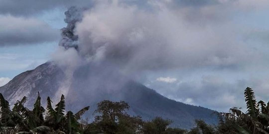 Sinabung terus erupsi, luncuran awan panas hingga 4.500 meter