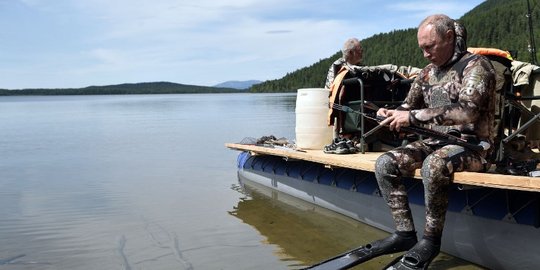 Begini liburan ala Putin di alam liar Siberia