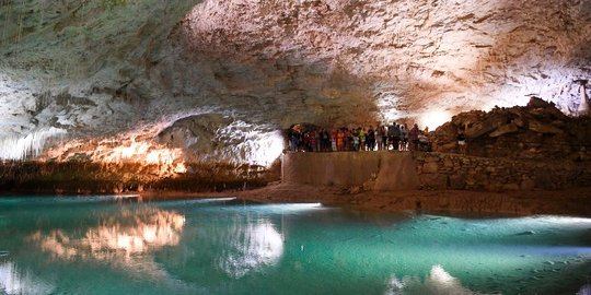 Menikmati kesejukan gua alam Choranche di bawah tanah Paris