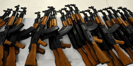 Senjata AK-47 berbungkus kain temuan warga Aceh diserahkan ke polisi