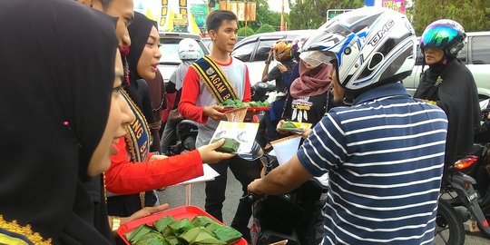 Festival makanan halal di Aceh diwarnai bagi-bagi ketan