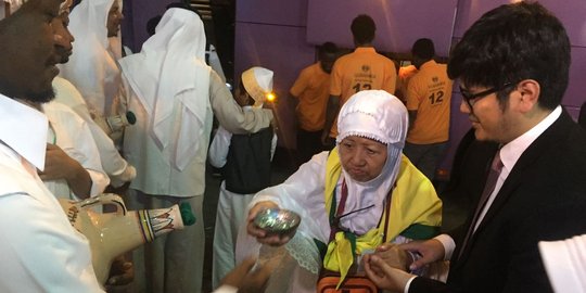 Tiba di Makkah, jemaah Indonesia disambut hangat diberi air zamzam