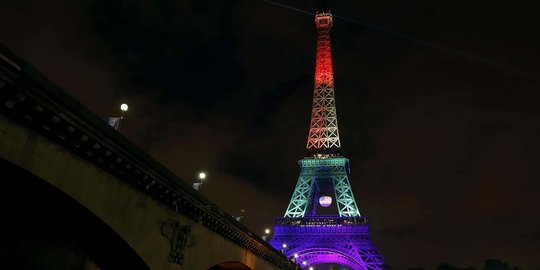 Pria berpisau pakai jersey PSG teriak Allahu Akbar di Menara Eiffel