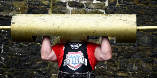 Aksi pria-pria terkuat Irlandia di Ultimate Strongman Masters