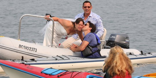 Main Kano, PM Justin Trudeau ciuman dengan pengantin wanita