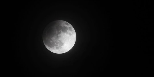 Nanti malam, saksikan gerhana bulan sebagian di langit Indonesia!