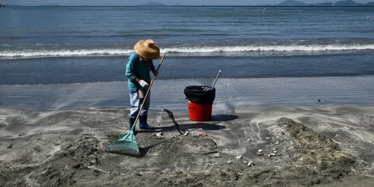 Tercemar minyak, sepuluh pantai di Hong Kong ditutup