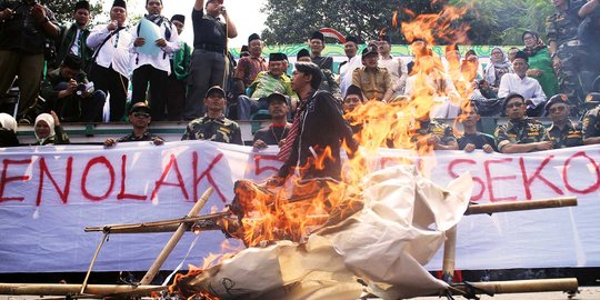 Protes 5 hari sekolah, pendemo gelar aksi teatrikal & bakar keranda