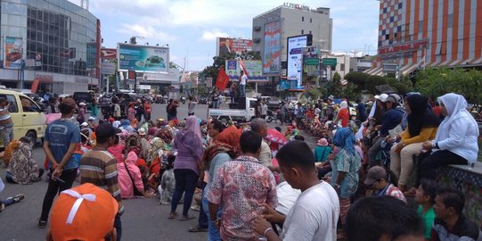 Protes perampasan lahan, warga Lau Cih duduki jalan raya