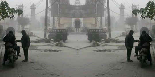 Sinabung tiga kali erupsi, abu selimuti Kota Berastagi