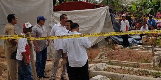 Tim forensik Mabes Polri dibantu warga bongkar makam Zoya