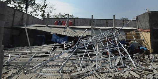 Diterjang puting beliung, rumah hingga toko rusak berat di Bogor