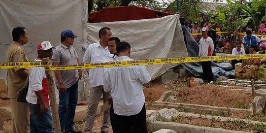 Ratusan warga padati makam tempat autopsi jenazah Zoya