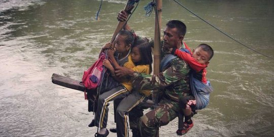 Mengenal Serka Darwis, TNI teladan bantu anak sekolah 