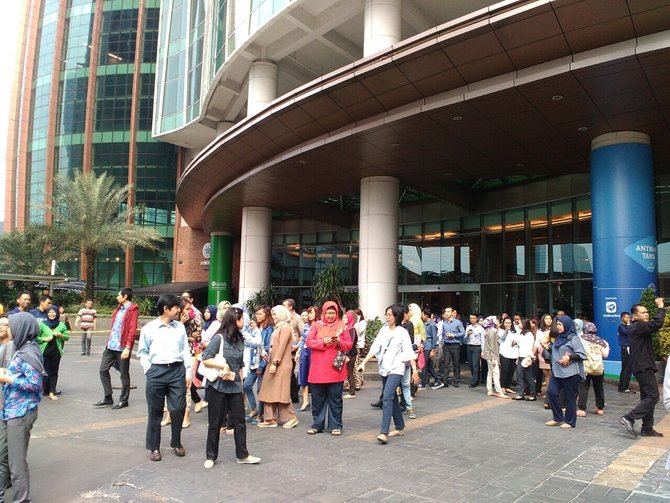 kuningan city amp axa tower gelar simulasi evakuasi bencana kebakaran