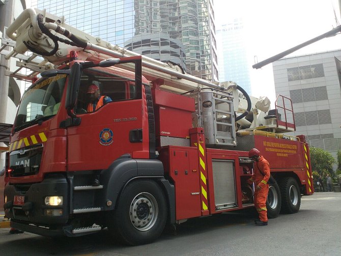 kuningan city amp axa tower gelar simulasi evakuasi bencana kebakaran