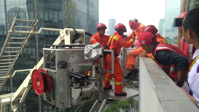 kuningan city amp axa tower gelar simulasi evakuasi bencana kebakaran