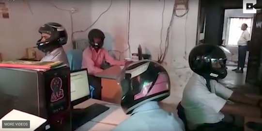 Atap kantor kerap roboh, karyawan di India pakai helm di ruang kerja