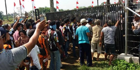 Protes pembersihan lahan, warga robohkan gerbang kantor PTPN 2