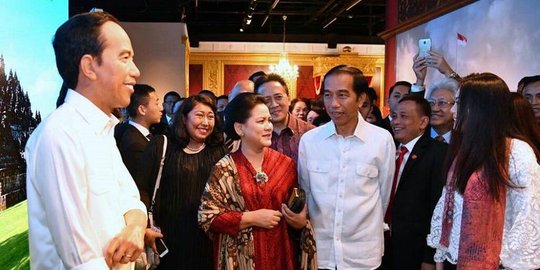 Jokowi kirim 2 batik untuk 'kembarannya' di Hong Kong