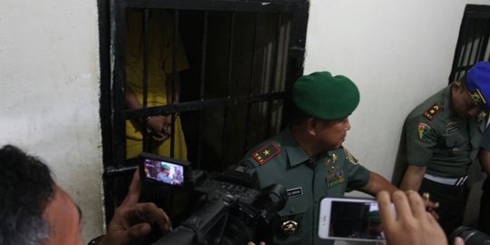 Ditahan, anggota TNI yang pukul polisi juga diborgol dan dirantai