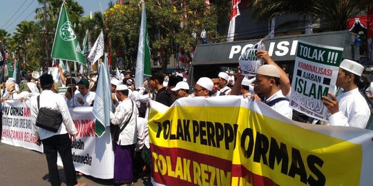Tolak Perppu Ormas, ribuan umat Islam menggelar aksi di DPRD Jatim