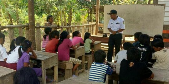 Potret pendidikan di pelosok, beratap langit berlantai tanah