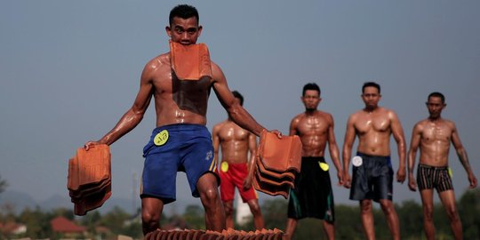 Uniknya kontes binaraga para kuli pabrik genteng di Majalengka