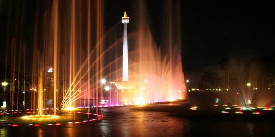 Menunggu air mancur menari Monas dari hasil patungan