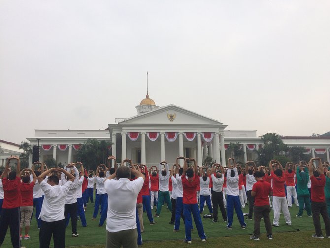 jokowi amp peserta penguatan pancasila olahraga bareng di istana bogor