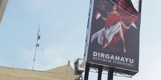 Iklan HUT RI di Surabaya pertontonkan paha model seksi tuai kecaman