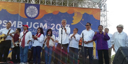 Penampilan 3 menteri dan gubernur Jateng konser bareng di Ospek UGM