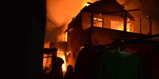 Malam minggu, pemukiman padat di Surabaya kebakaran