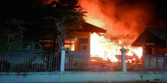 Tengah malam, MAN 2 Karanganyar terbakar