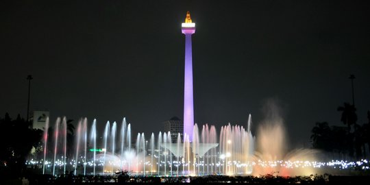 Indahnya atraksi air mancur yang menari-nari di Monas