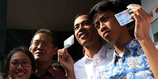 Bagikan KIP, Presiden Jokowi pesan tak boleh buat beli pulsa