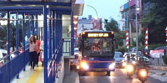 Belum semua halte di koridor 13 Transjakarta beroperasi