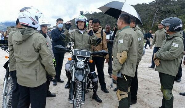 jokowi naik motor trail