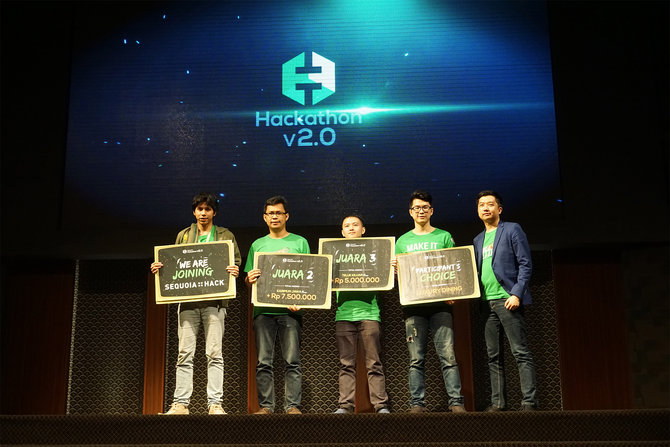 ceo tokopedia william tanuwijaya bersama pemenang hackathon internal