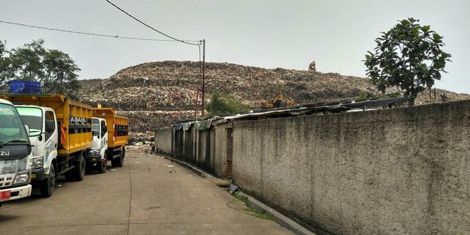 Minta kenaikan gaji, sopir truk sampah di Depok mogok ...