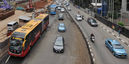 Pembatas jalur cepat dan lambat di Sudirman-Thamrin segera dibongkar